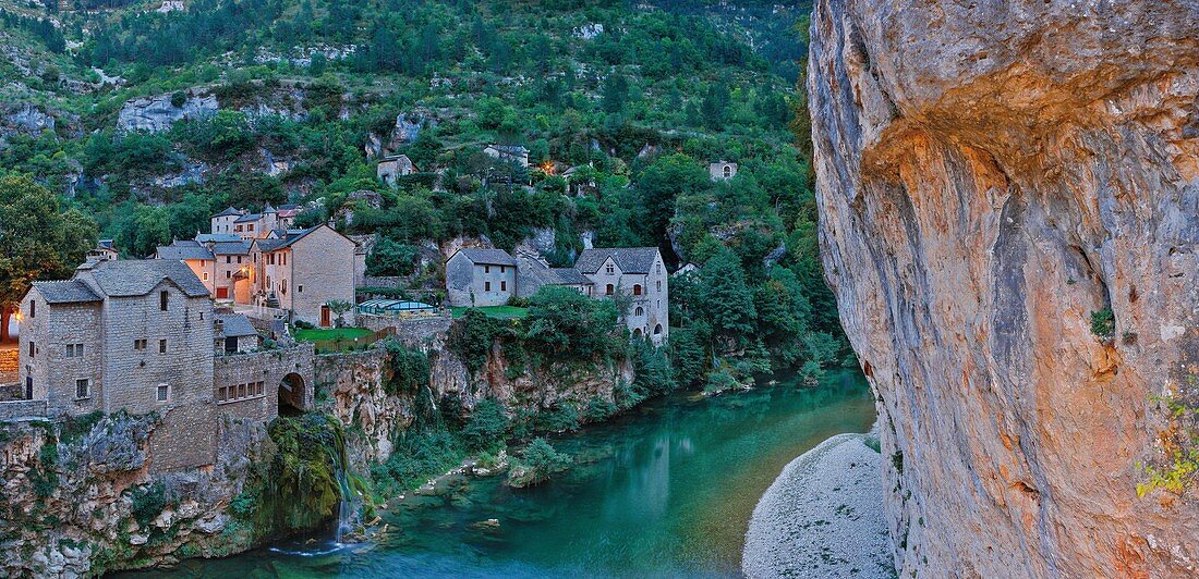 Frankreich, Lozère, Nationalpark Cevennen, UNESCO-Weltkulturerbe, Sainte-Chély-du-Tarn, Dorf am Ufer des Tarns, im Schutz der Steilküste