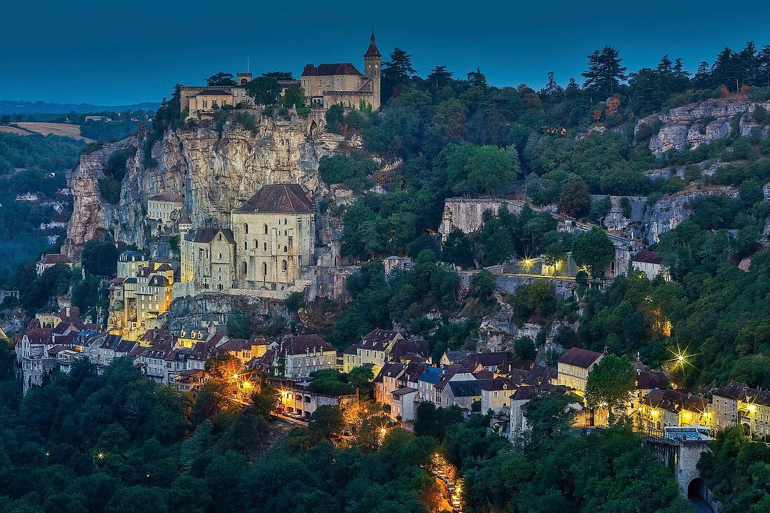 Frankreich, Lot, kennzeichnet als Grands Sites de Midi-Pyrénées, Rocamadour, Regionaler Naturpark Causses du Quercy, UNESCO-Weltkulturerbe, Dorf in der Nacht