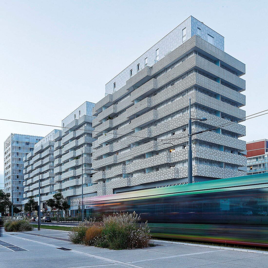 Frankreich, Hérault, Montpellier, vorbeifahrende Straßenbahn