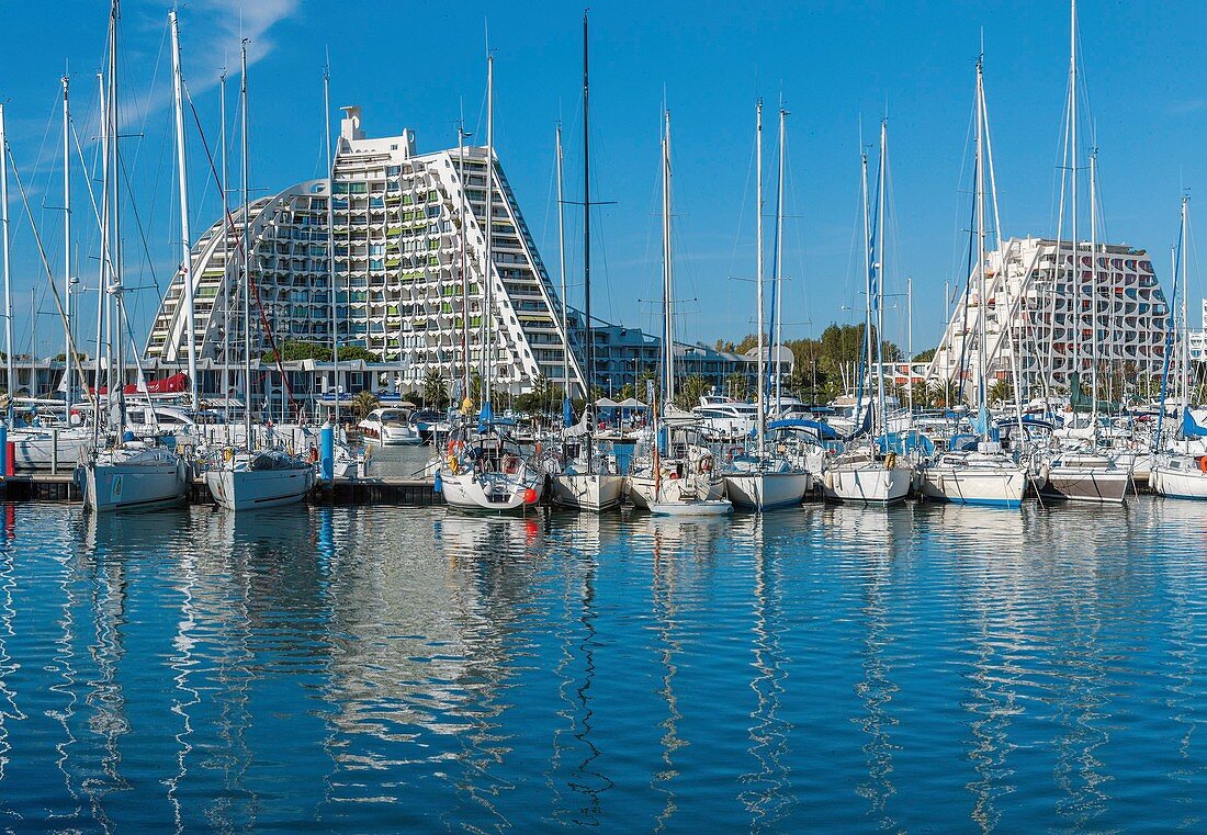 Frankreich, Hérault, La Grande Motte, Wellengebäude und Seehafen