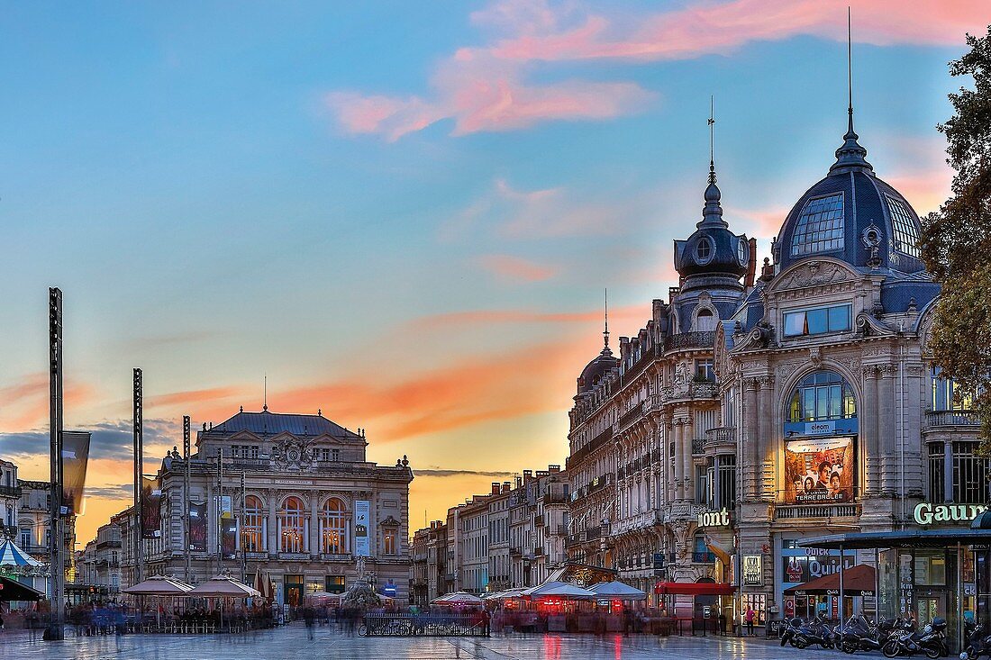 Frankreich, Hérault, Montpellier, Place de la Comedie in der Abenddämmerung