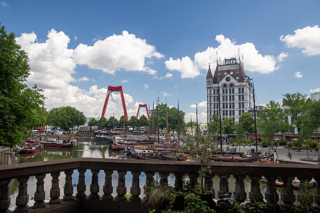 Blick auf den alten Hafen 'Oudehaven', Willemsbrücke und das Weiße Haus von Rotterdam, Holland, Niederlande