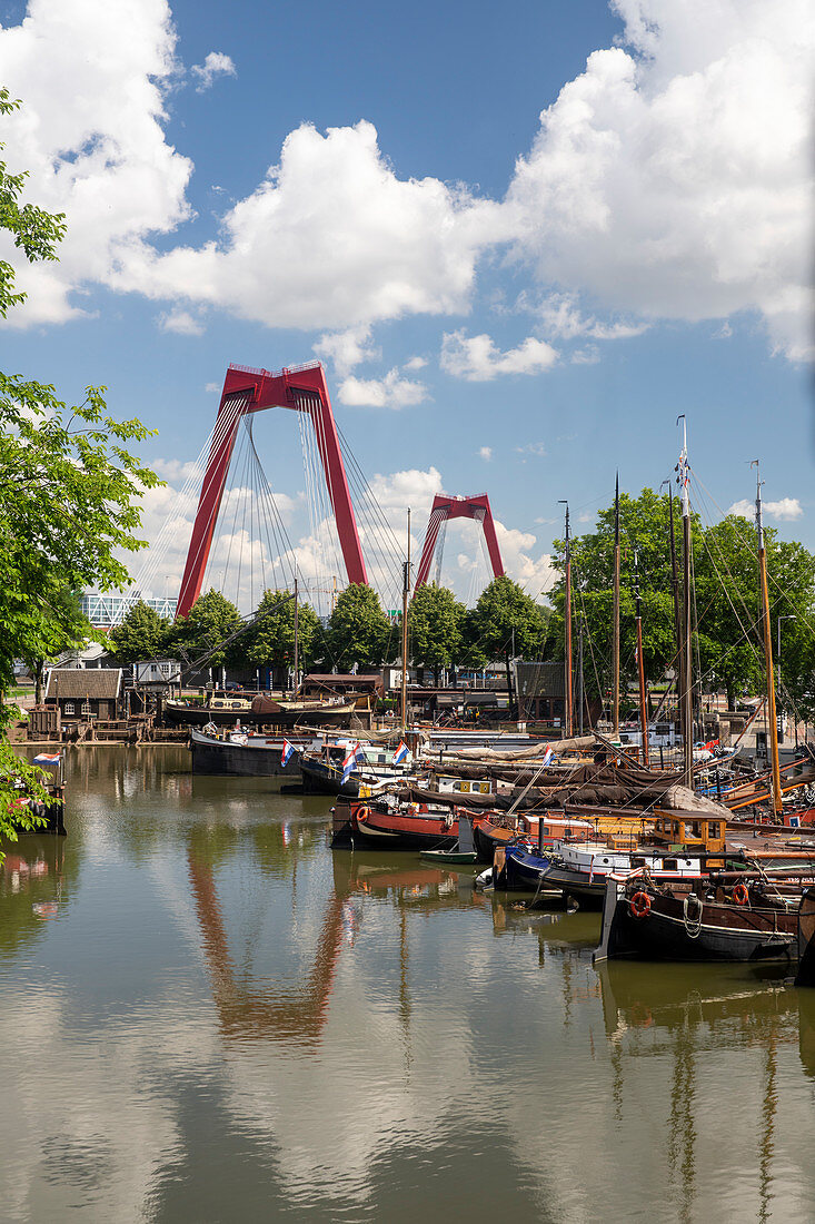 Blick auf den alten Hafen 'Oudehaven', und Willemsbrücke von Rotterdam, Holland, Niederlande