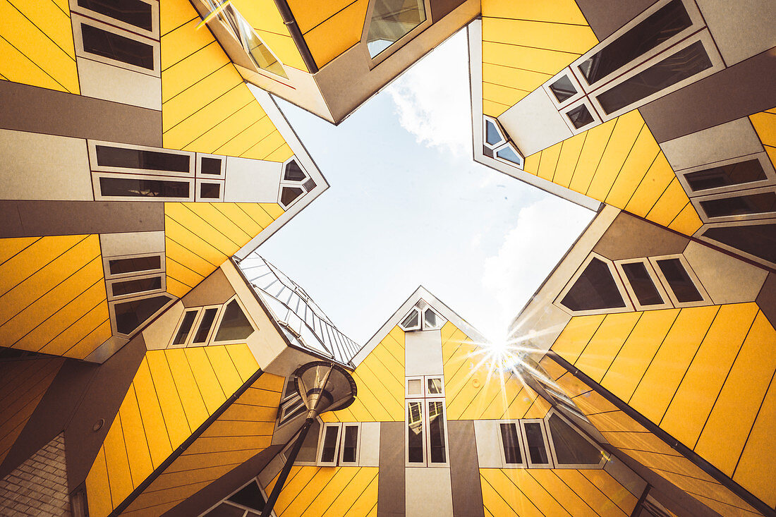 Kubushäuser vom Architekten Piet Blom bei Sonnenschein und blauem Himmel, Overblaak 70, Rotterdam, Niederlande