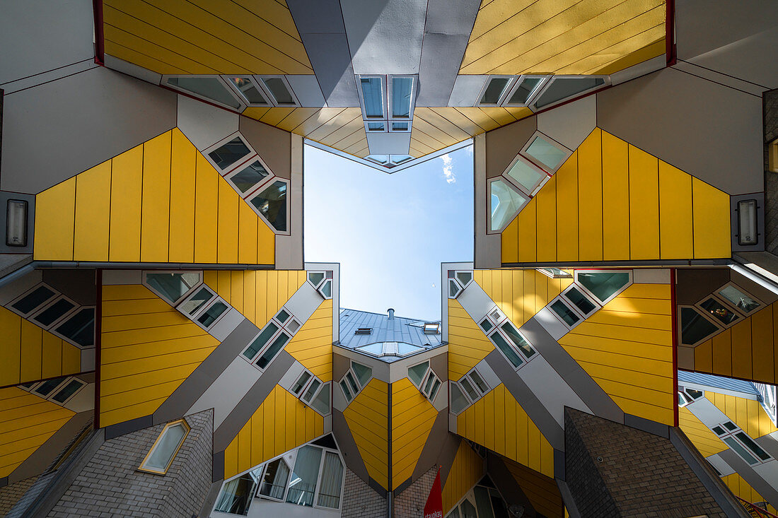 Kubushäuser vom Architekten Piet Blom bei Sonnenschein und blauem Himmel, Overblaak 70, Rotterdam, Niederlande