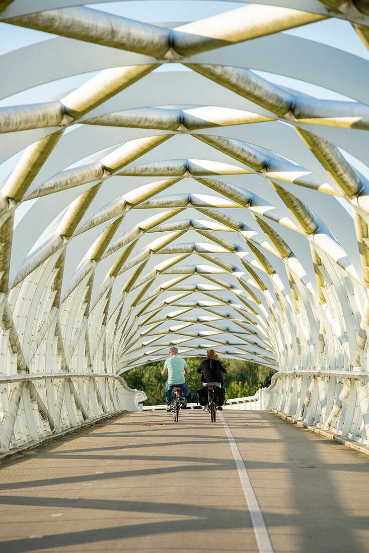 Radfahrer auf der Portlandsebrücke (De Netkous) Rotterdam, Niederlande