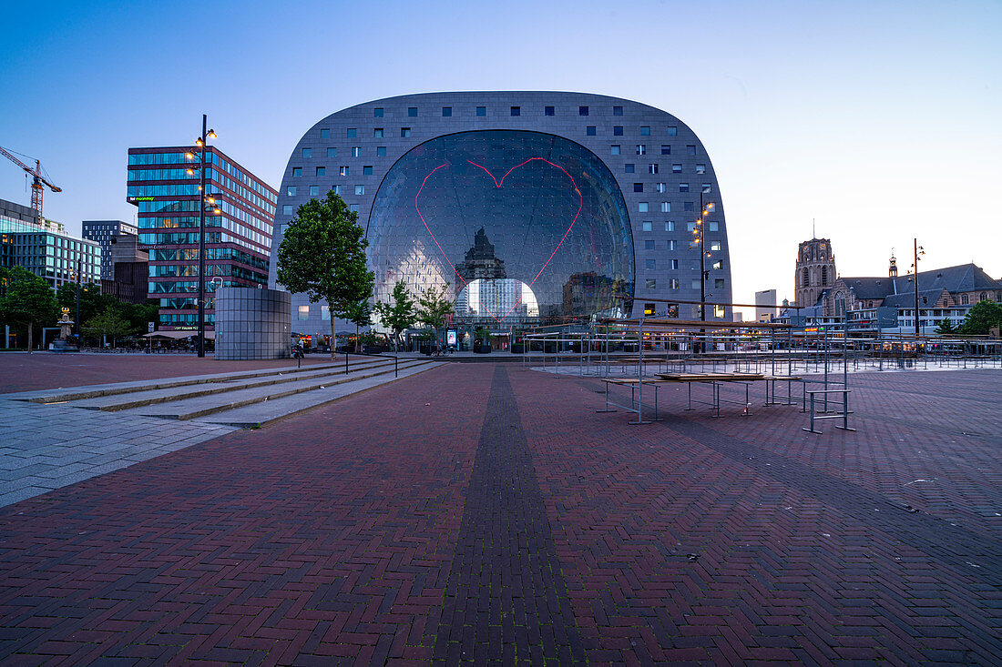 Die Markthalle im Abendlicht ohne Beleuchtung, Rotterdam, Niederlande