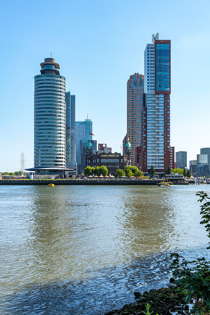 Blick über die Neue Maas auf den neuen Stadtteil Kop van Zuid. Mit den Gebäuden World Port Center, Hotel New York und dem Montevideo Turm, Rotterdam, Niederlande