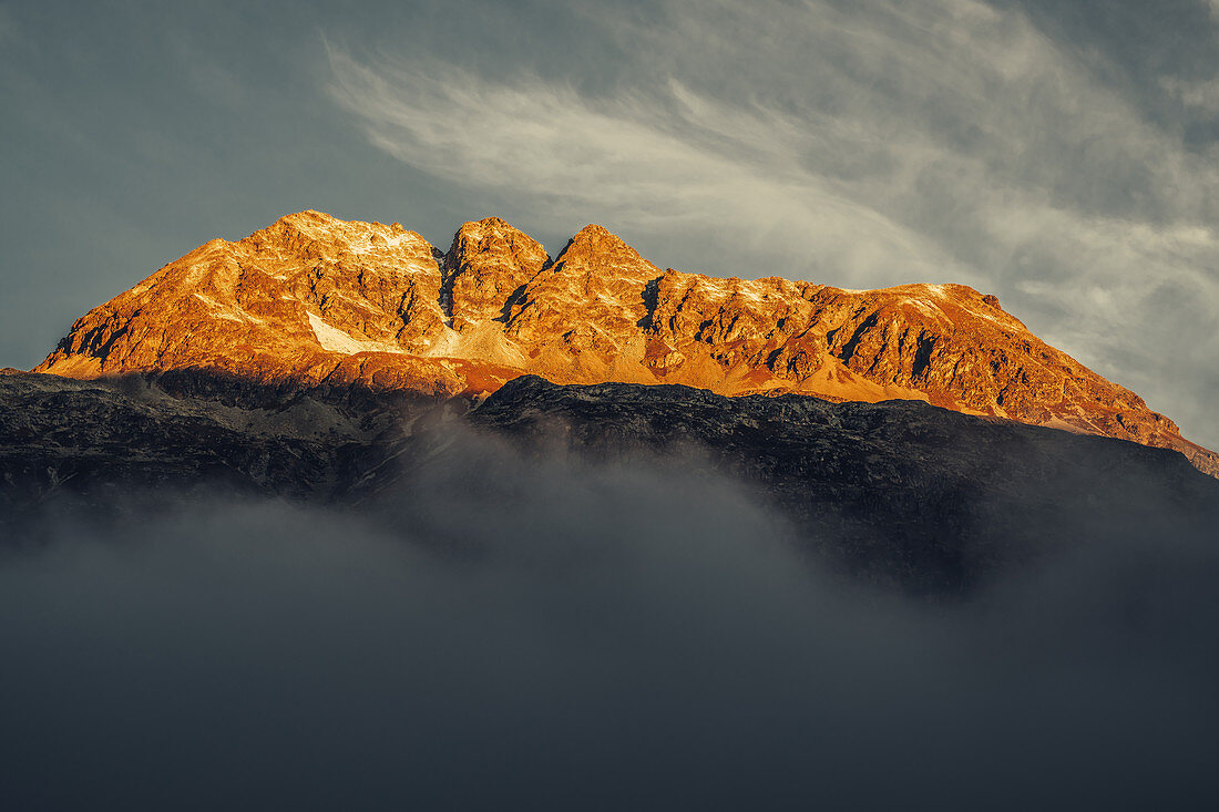 Berge am Silvaplanersee bei Nebel im Sonnenaufgang, im Oberengadin, Sankt Moritz im Engadin, Schweiz