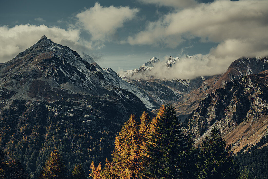 Herbstliche Berglanschaft im Oberengadin, Engadin, Schweiz, Europa