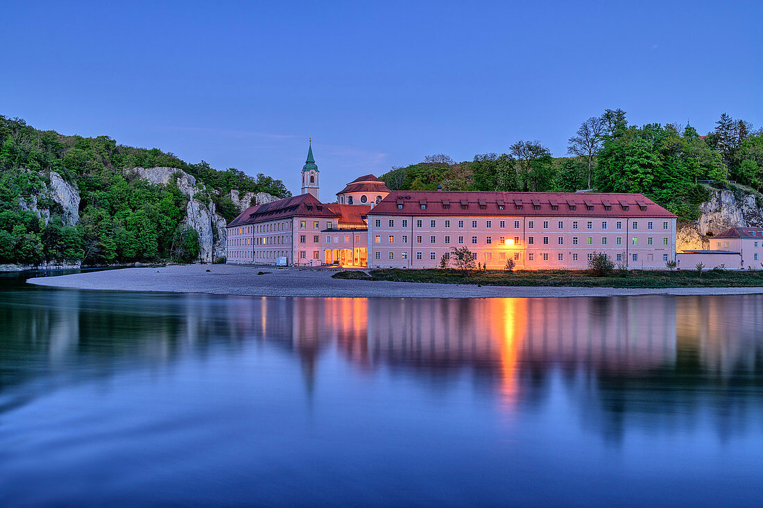 Kloster Weltenburg und Donau beleuchtet, Kloster Weltenburg, Donau-Radweg, Kelheim, Niederbayern, Bayern, Deutschland