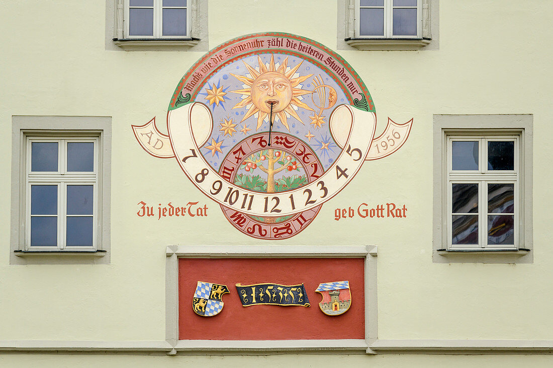 Sundial and motto on house in Deggendorf, Deggendorf, Danube Cycle Path, Lower Bavaria, Bavaria, Germany