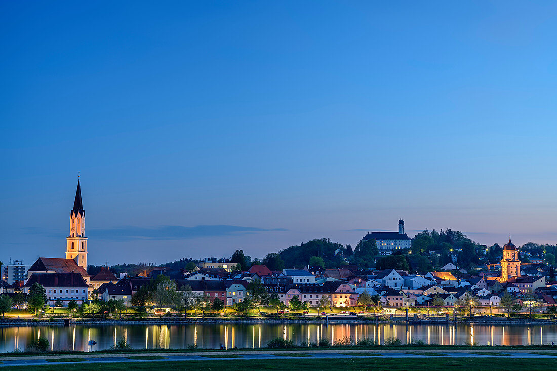 Beleuchtete Stadtansicht von Vilshofen mit Donau im Vordergrund, Vilshofen, Donau-Radweg, Niederbayern, Bayern, Deutschland