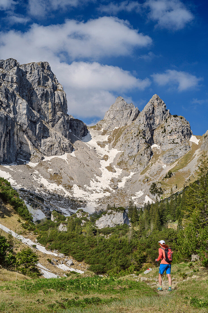 Frau beim Wandern steigt zum Geiselsteinjoch auf, Krähe und Gabelschrofen im Hintergrund, Ammergauer Alpen, Schwaben, Bayern, Deutschland