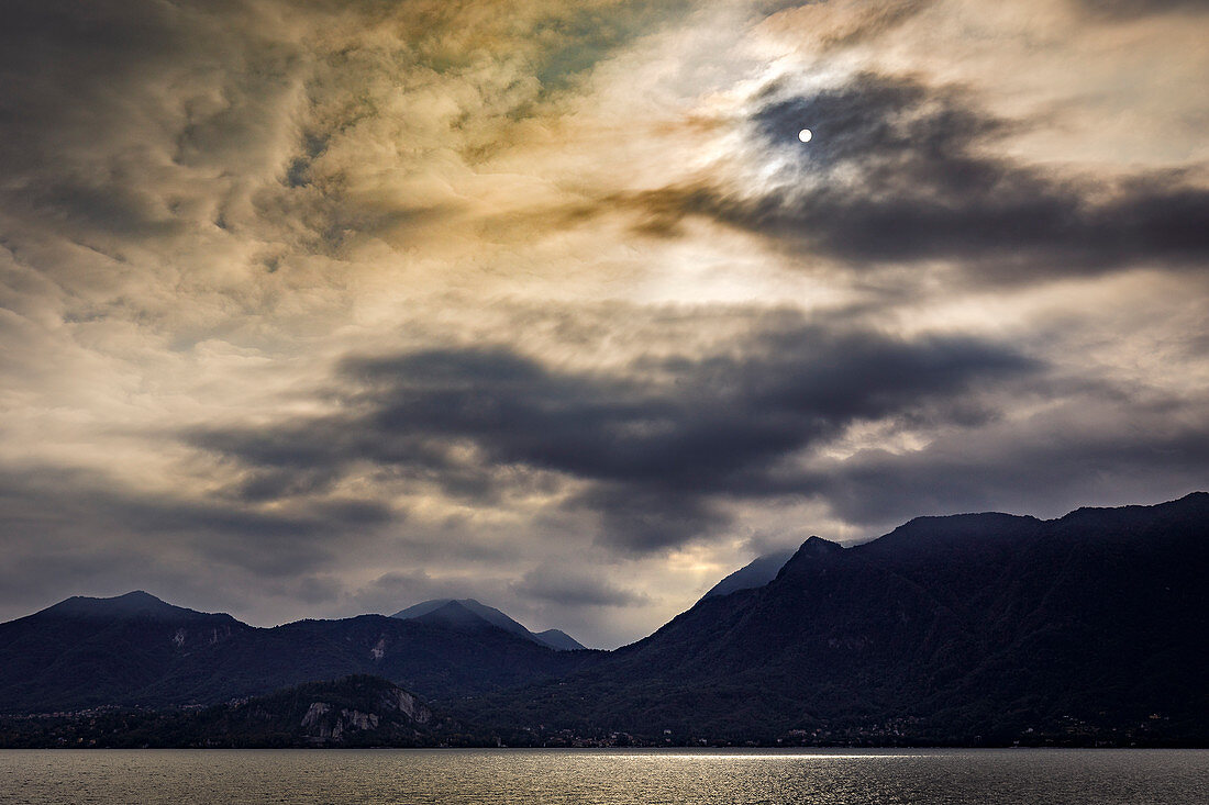 Mond über den Lago Maggiore, Piemont, Italien