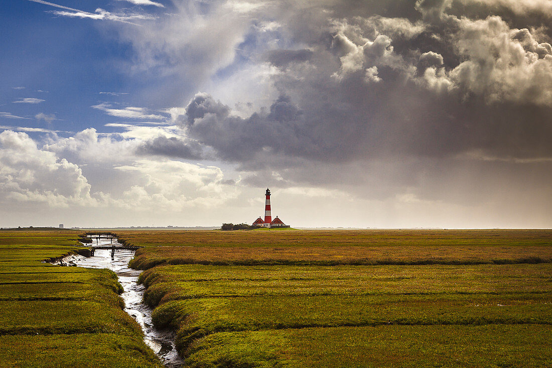 Westerhever Leuchtturm bei Gewitterstimmung, Halbinsel Eiderstedt, Nordfriesland, Schleswig-Holstein, Deutschland