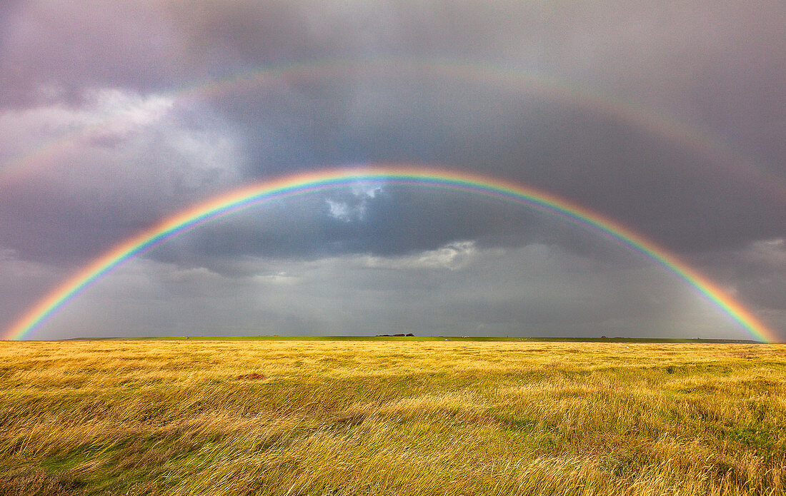 Regenbogen mit Gewitterstimmung, Halbinsel Eiderstedt, Nordfriesland, Schleswig-Holstein, Deutschland