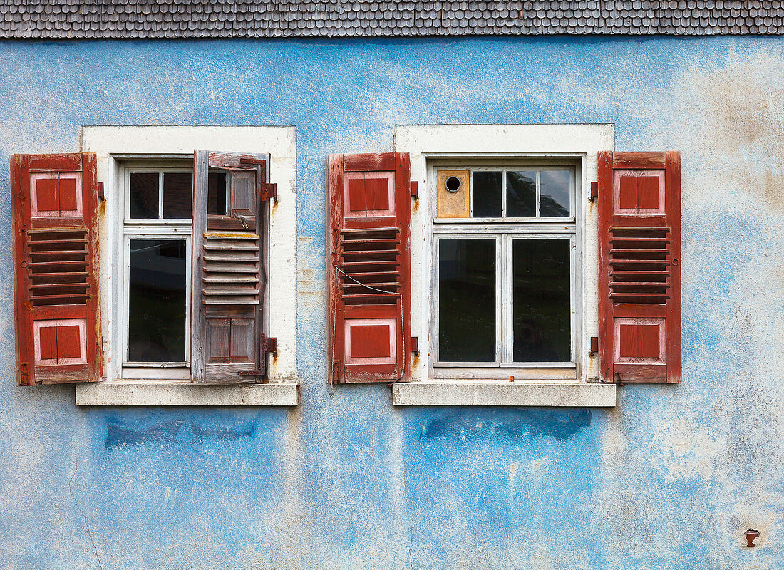 Bunte Fensterläden an einem alten Haus, Baden Württemberg, Deutschland