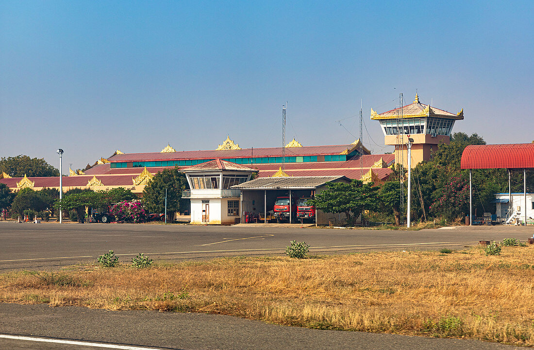 Tower und Hallen des Nyaung U Airport, Bagan, Myanmar