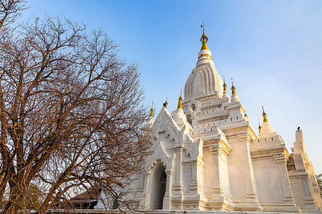 Weißer Lemyethna Tempel in Ortschaft Minnanthu, Bagan, Myanmar