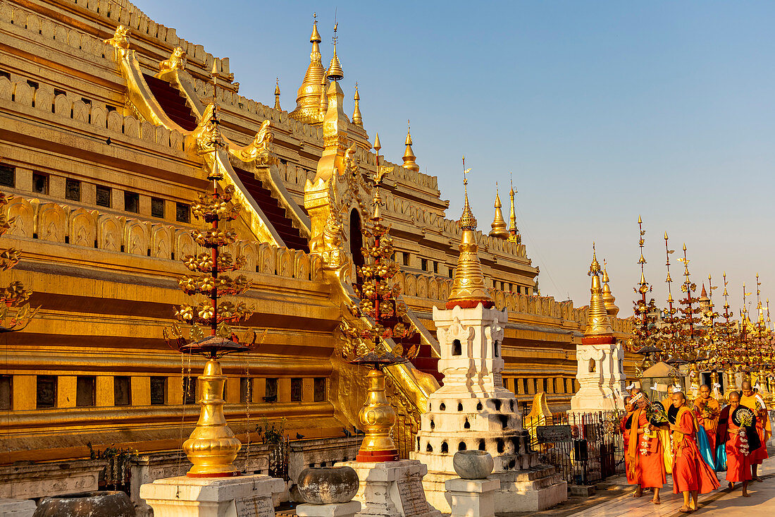 Mönche an der goldenen Shwezigon Pagode, Bagan, Myanmar