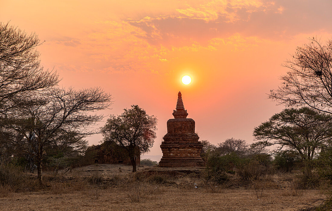 Tempel bei Sonnenuntergang nahe Ortschaft Minnanthu, Bagan, Myanmar