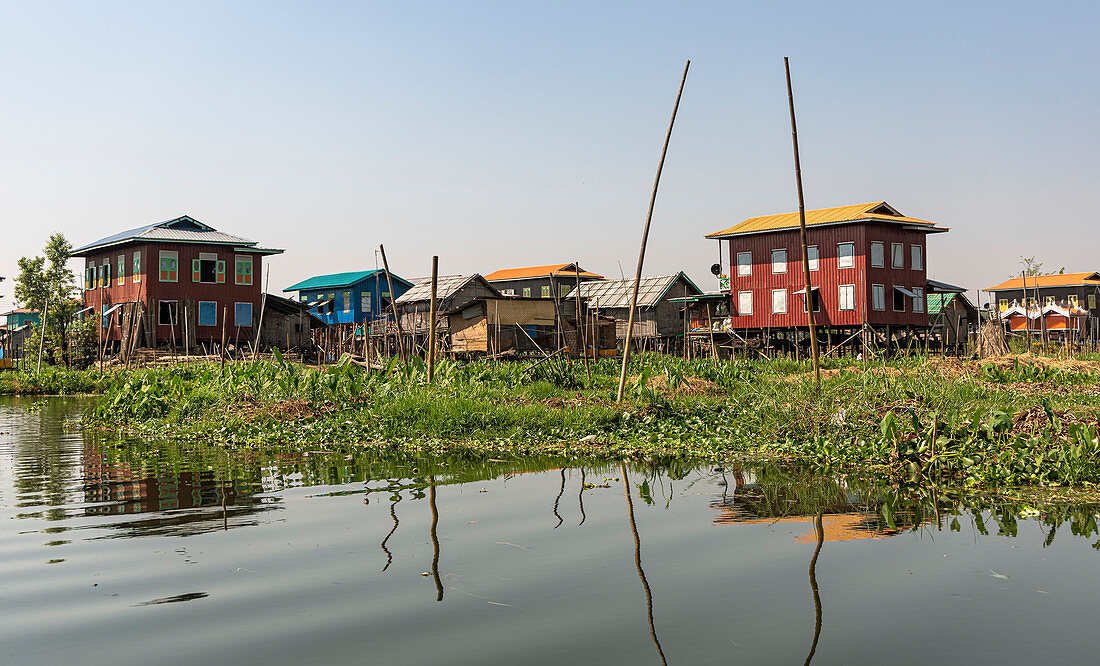 Fahrt durch schwimmendes Dorf auf dem Inle See, Heho, Myanmar