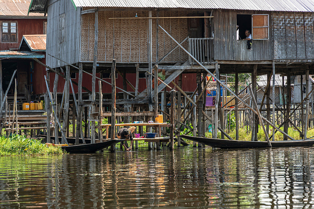 Bootsfahrt durch schwimmendes Dorf auf dem Inle See, Heho, Myanmar