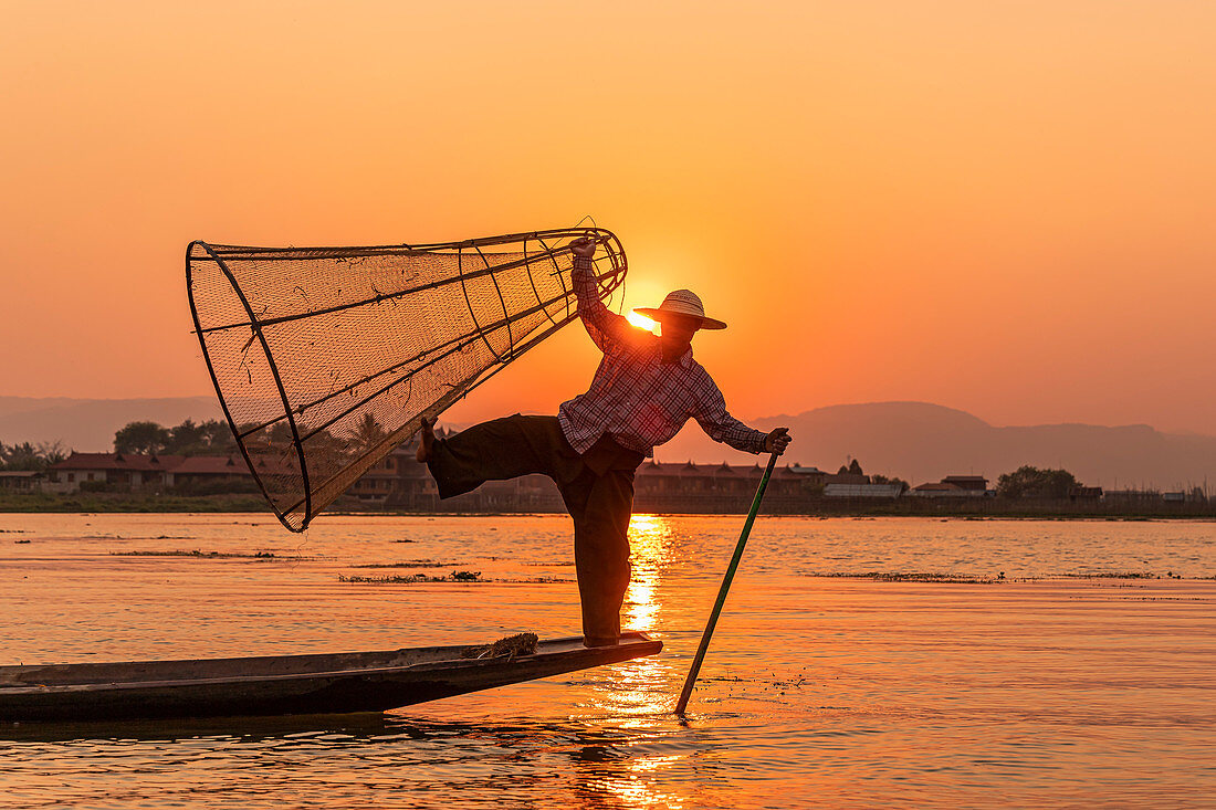 Einbeinruderer auf Inle See bei Sonnenuntergang auf Bootsfahrt, Nyaung Shwe, Myanmar
