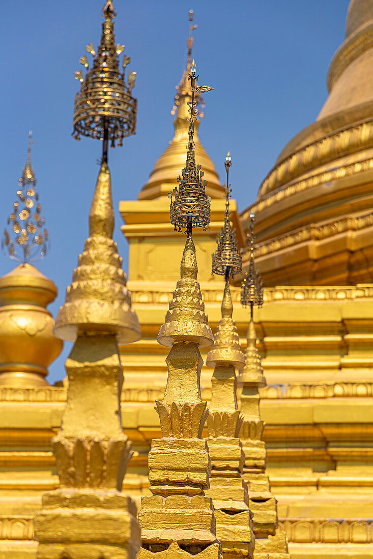 Berühmte goldene Kuthodaw Pagode in Mandalay, Myanmar