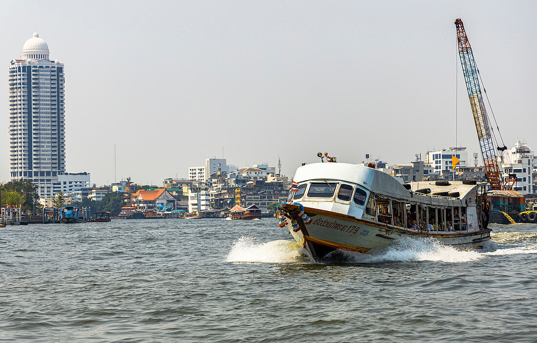 Entgegenkommendes Verkehrsboot auf dem Chao Phraya Fluss, Bangkok, Thailand