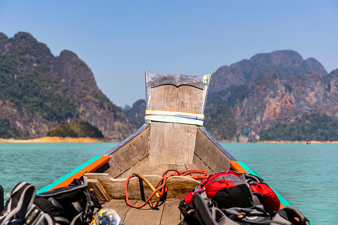 Fahrt mit Longtailboot über den Ratchaprapha See im Khao Sok Nationalpark, Khao Sok. Thailand