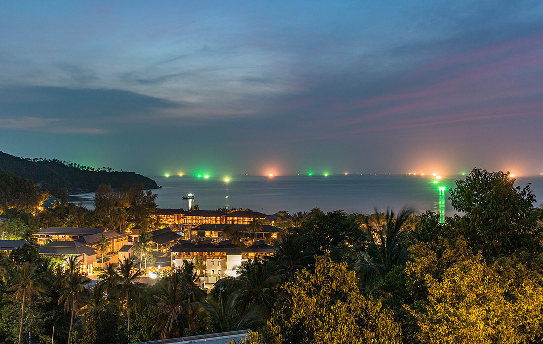 Blick über Mae Haad Beach bei Dunkelheit, Koh Phangan, Thailand