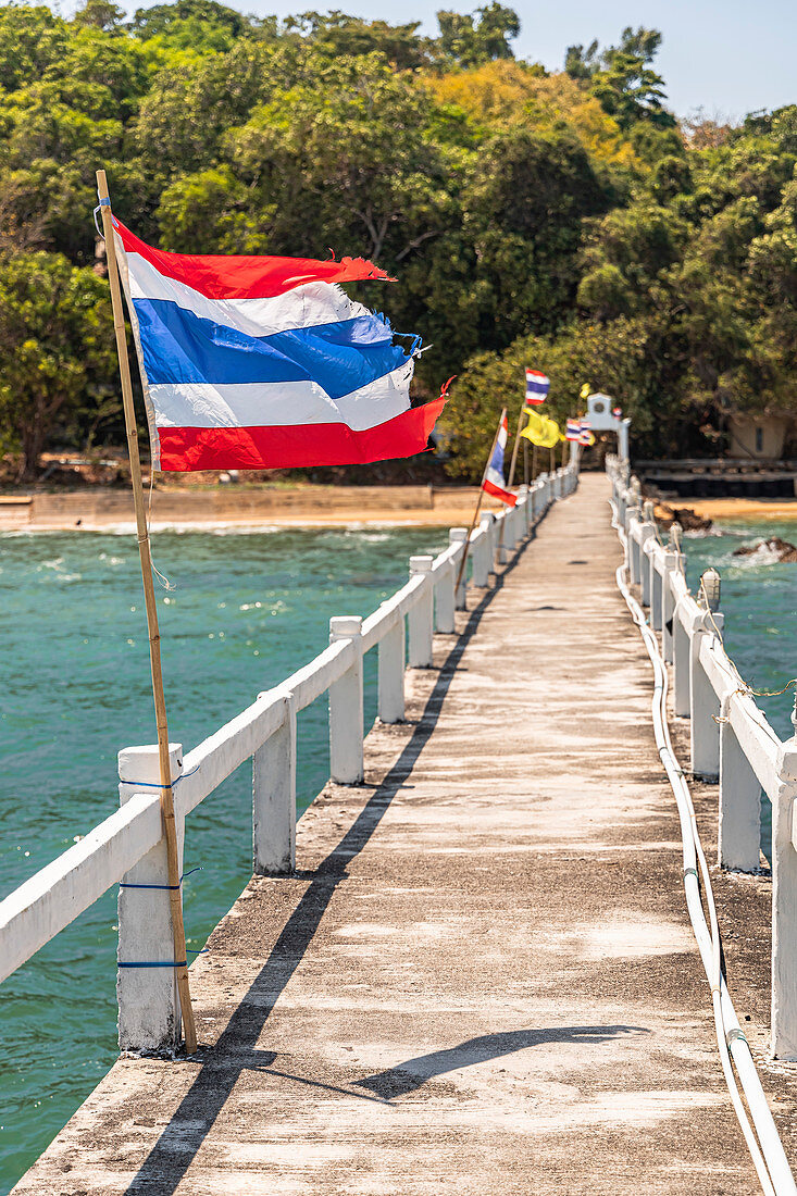 Langer Steg in das Meer mit Thailand Flagge am Tempel Wat Koh Phayam, Koh Phayam, Thailand