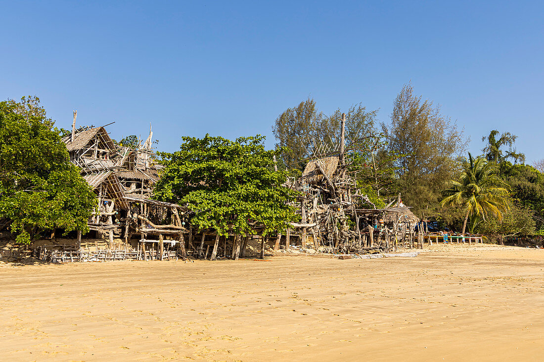 Hippie Bar im nördlichen Teil der Buffalo Bay (Ao Khao Kwai) mit Booten, Koh Phayam, Thailand