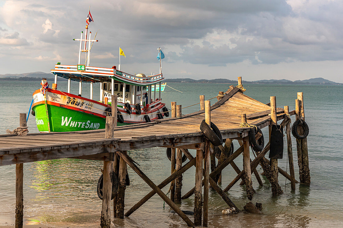 Gebogener Steg mit Boot am Noi Na Strand im Nordwesten von Koh Samet, Thailand