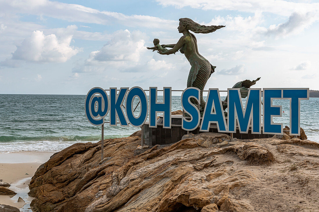 Meerjungfrau Statue mit Koh Samet Schriftzug am Ao Phai Strand, Koh Samet, Thailand