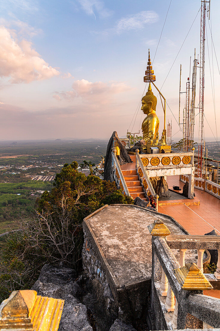 Plateau des Tiger Cave Mountain, Tiger Cave Tempel (Wat Tham Sua) im Abendlicht, Krabi Stadt, Thailand
