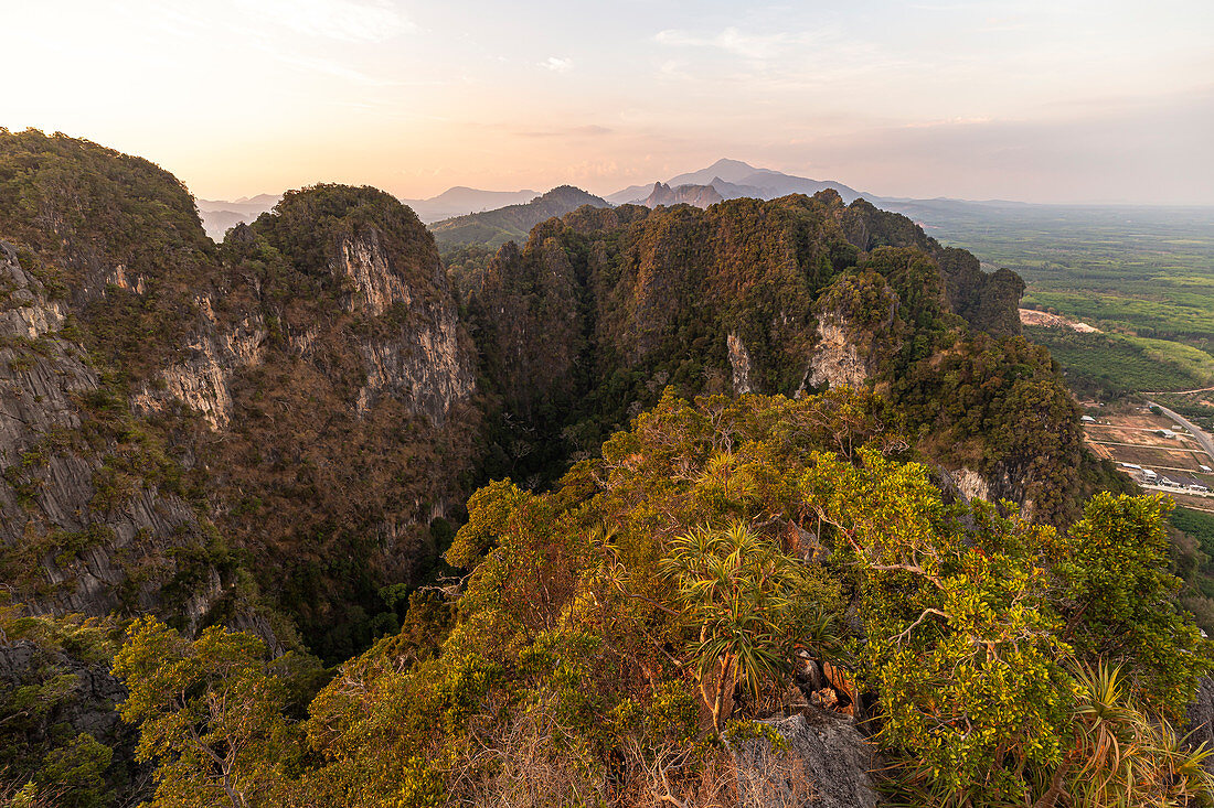 Sonnenuntergang über Karstfelsen Landschaft, Tiger Cave Mountain, Tiger Cave Tempel, Krabi Stadt, Thailand