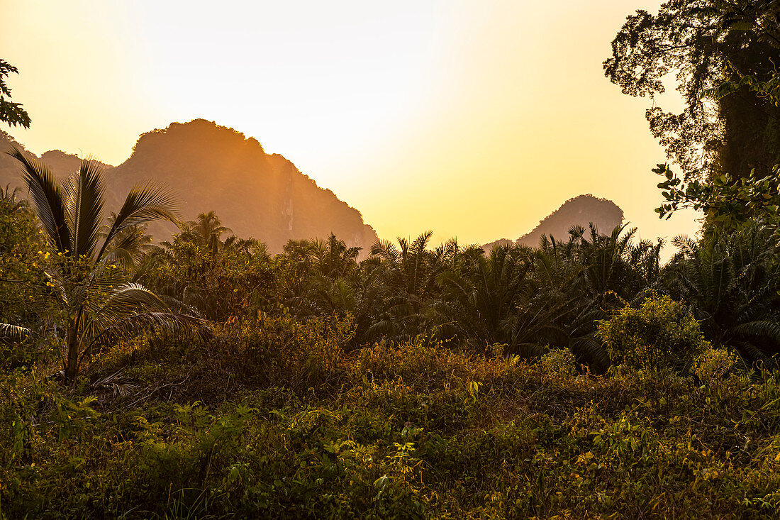 Sonnenuntergang an der Phang Nga Bucht, Krabi Region, Thailand