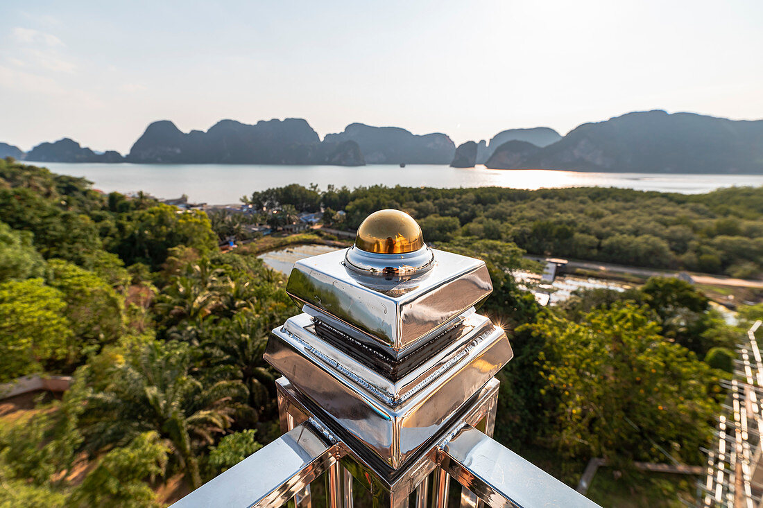 Aussicht von Wat Laem Sak - Tempel auf Phang Nga Bucht, Laem Sak. Krabi Region, Thailand