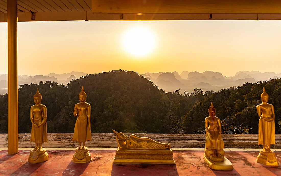 Buddha Statuen zum Sonnenuntergang auf dem Tiger Cave Mountain, Tiger Cave Tempel, Krabi Stadt, Thailand