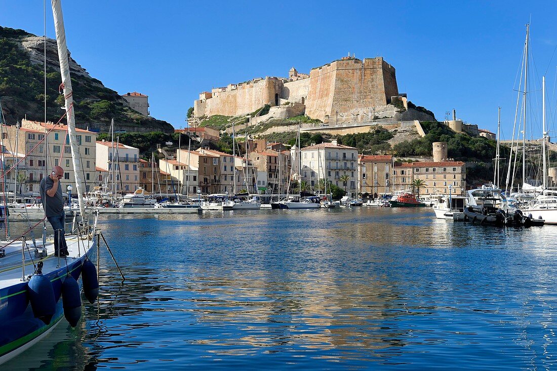Frankreich, Corse-du-Sud, Bonifacio, der Hafen mit Blick auf die Zitadelle in der Oberstadt