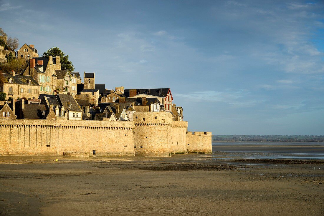 Frankreich, Manche, Meeeresbucht Mont-Saint-Michel, UNESCO Weltkulturerbe, die Stadtmauer von Mont-Saint-Michel