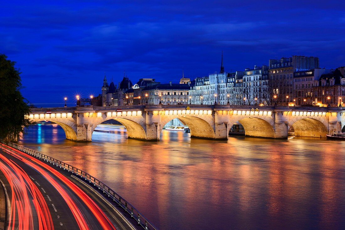 Frankreich, Paris, Stadtgebiet, UNESCO Weltkulturerbe, die Pont-Neuf-Brücke überspannt nachts die Seine, im linken Vordergrund sind Lichter von fahrenden Autos zu sehen