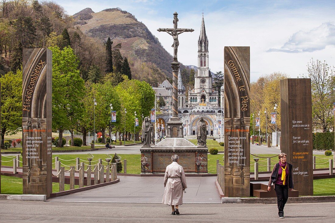 Frankreich, Hautes-Pyrénées, Lourdes, Notre-Dame-de-Lourdes, Jubiläumstor der Barmherzigkeit