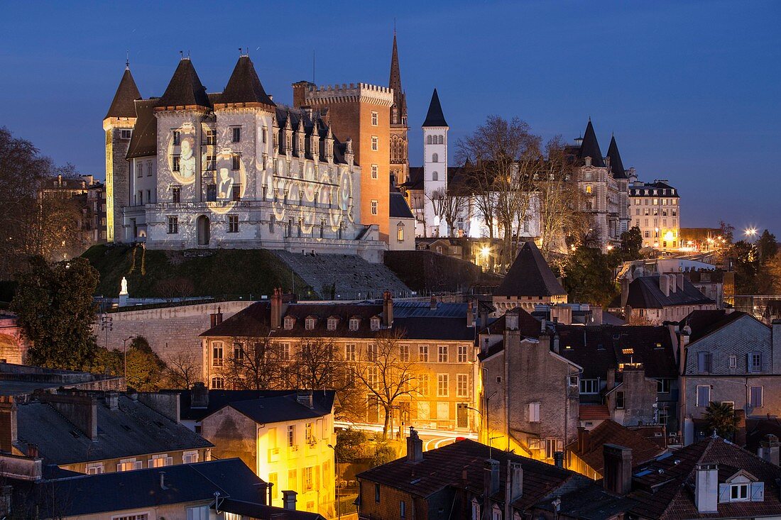Frankreich, Pyrénées-Atlantiques, Bearn, Pau, Burg aus dem 14. Jahrhundert, Geburtsort von König Heinrich IV., bei Einbruch der Dunkelheit