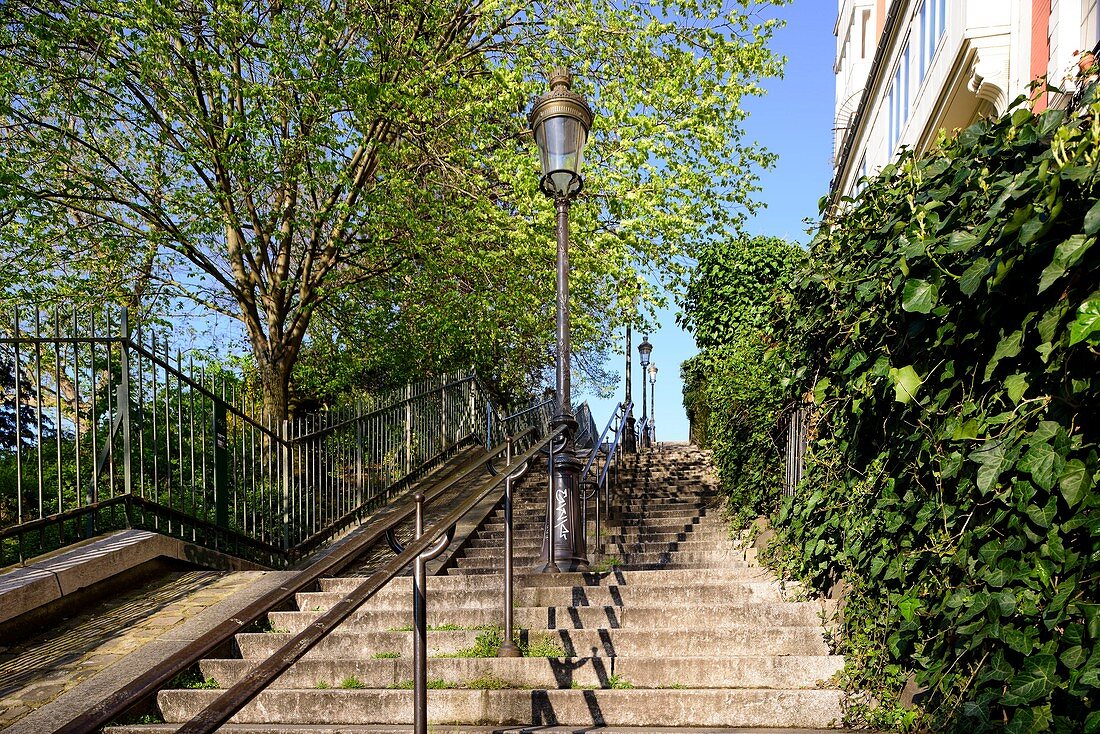 Frankreich, Paris, Stadteil Montmartre, Treppe zur Basilika Sacré-Coeur auf dem Montmartre-Hügel