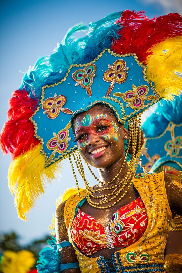 Frankreich, Guadeloupe, Grande-Terre, Pointe-à-Pitre , Porträt eines Tänzers der Toum Black Band, während der Abschlussparade der Fastnacht