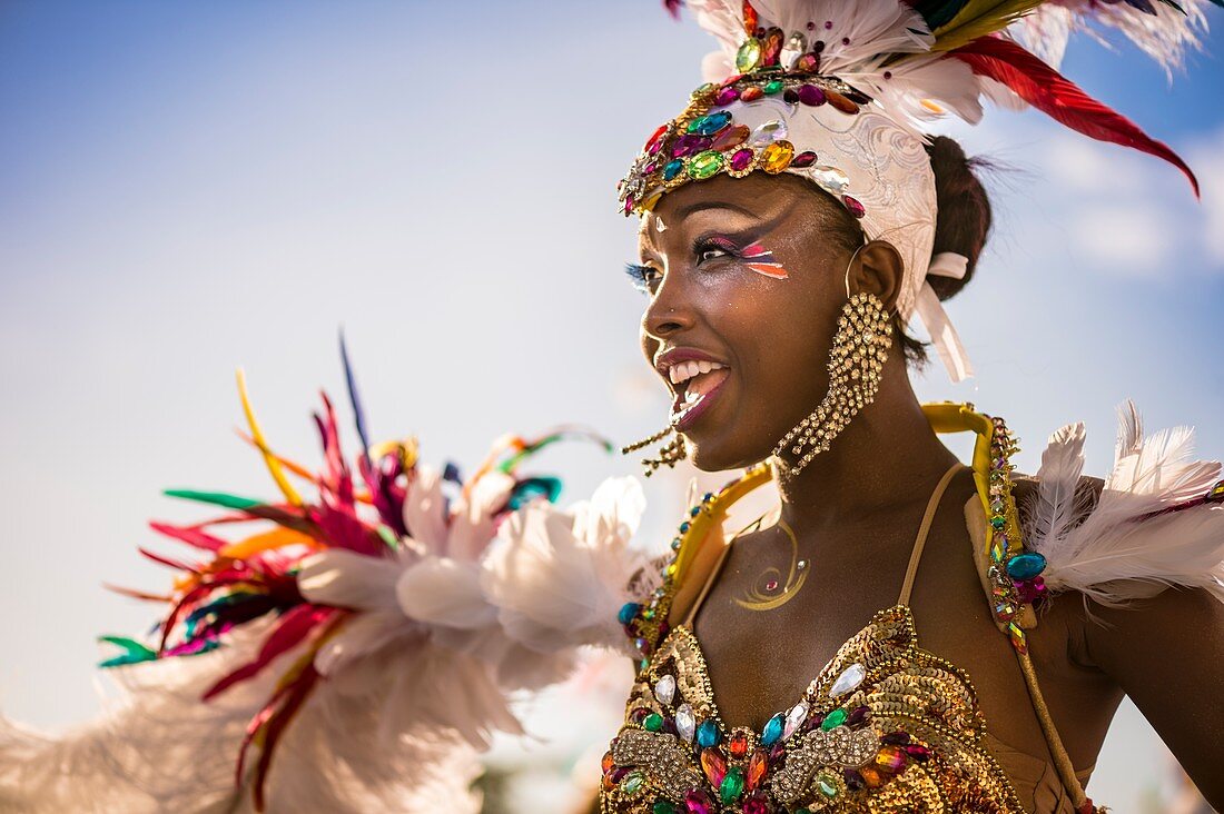 Frankreich, Guadeloupe, Grande-Terre, Pointe-à-Pitre , Porträt eines Tänzers der Pikanga Band aus Baie Mahault während der Abschlussparade der Fastnacht